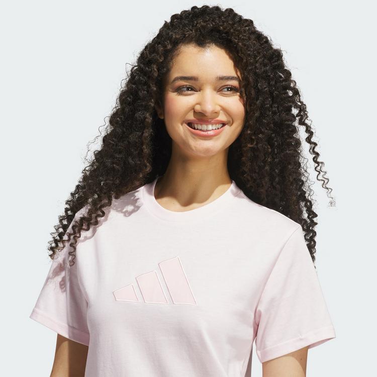 adidas adidas SATIN-FILLED LOGO GRAFIK T-SHIRT T-Shirt Damen - Distilled Pink - 0 | SportScheck