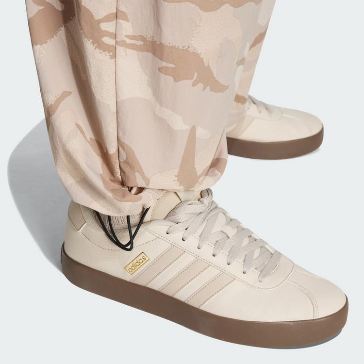 adidas adidas Seasonal Essentials Parachute-Hose, Stoffhose Herren - Multicolor / Chalky Brown / Crystal Linen / Light Brown - 1 | SportScheck