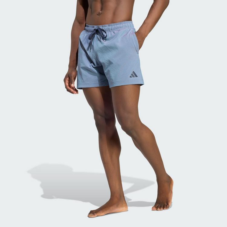 adidas adidas IRISIERENDE SEERSUCKER BADESHORTS, 13&nbsp;CM Badehose Herren - Legend Ink / Legend Ink - 0 | SportScheck