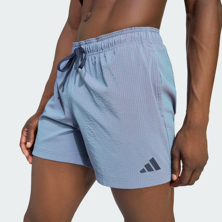 adidas adidas IRISIERENDE SEERSUCKER BADESHORTS, 13&nbsp;CM Badehose Herren - Legend Ink / Legend Ink - 0 | SportScheck