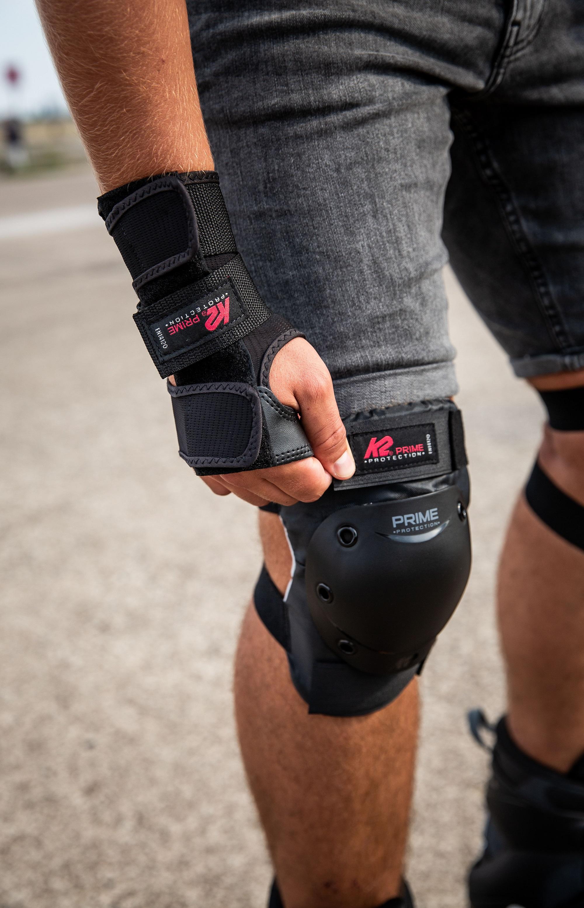 Ein mann tr&auml;gt beim Inlineskaten Schutzausr&uuml;stung