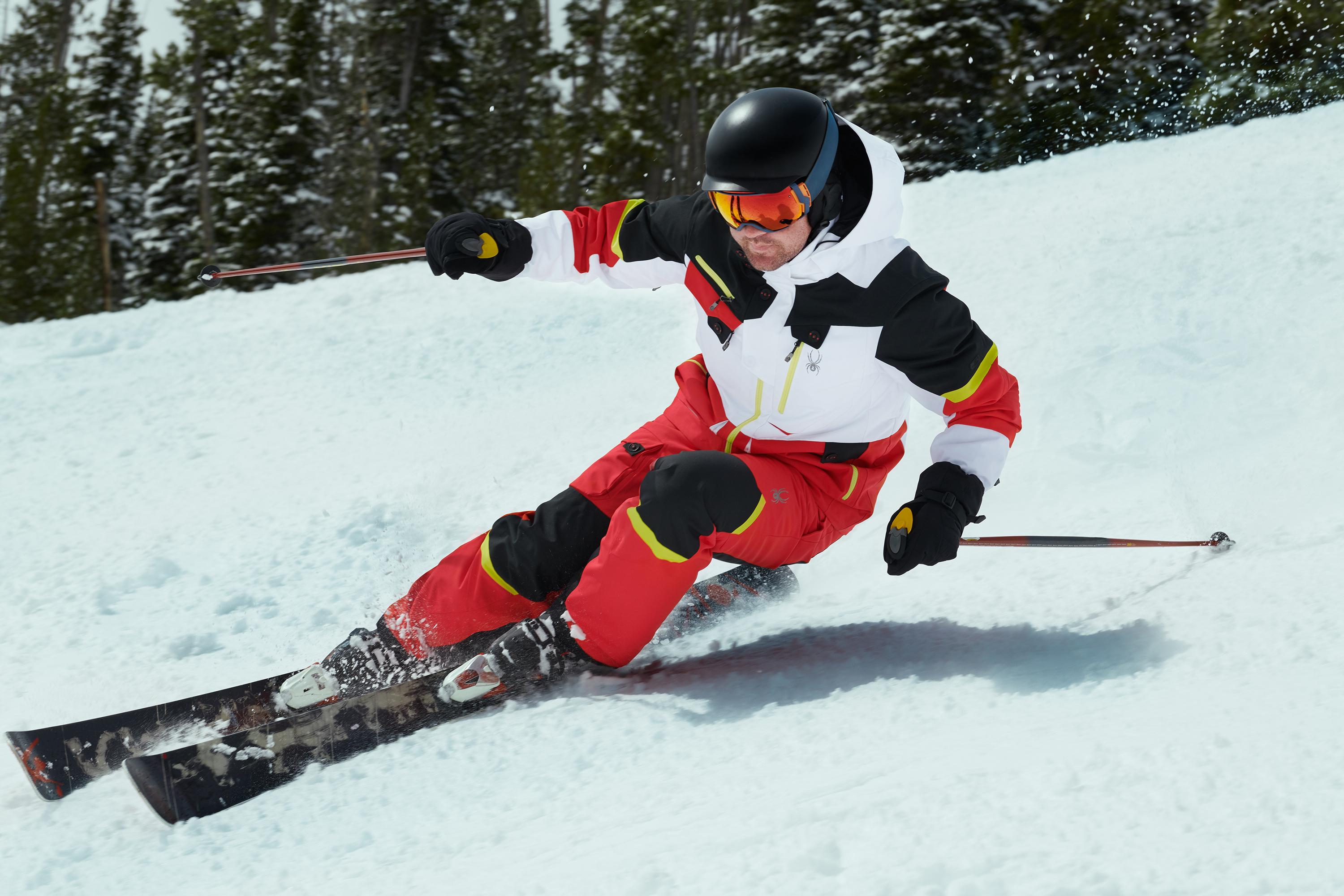 Ein Skifahrer f&auml;hrt sehr schnell eine unpr&auml;parierte Piste hinab.