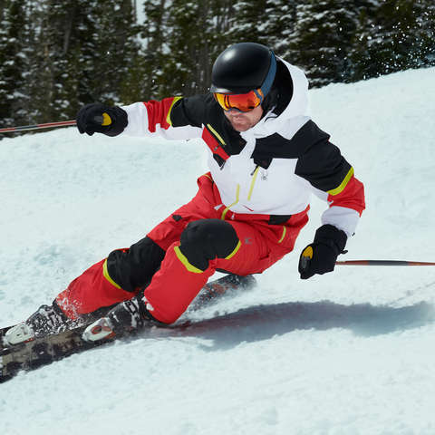 Ein Skifahrer fährt sehr schnell eine unpräparierte Piste hinab.