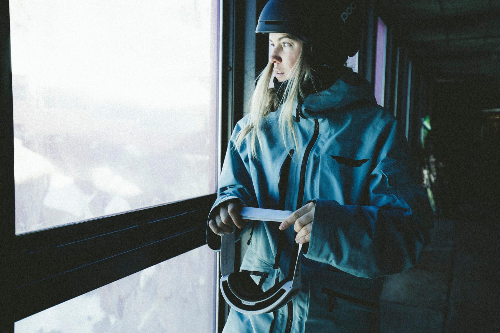 Eine Frau in voller Skitourenbekleidung in einer H&uuml;tte kurz vor der Abfahrt " alt="Eine Frau in voller Skitourenbekleidung in einer H&uuml;tte kurz vor der Abfahrt 