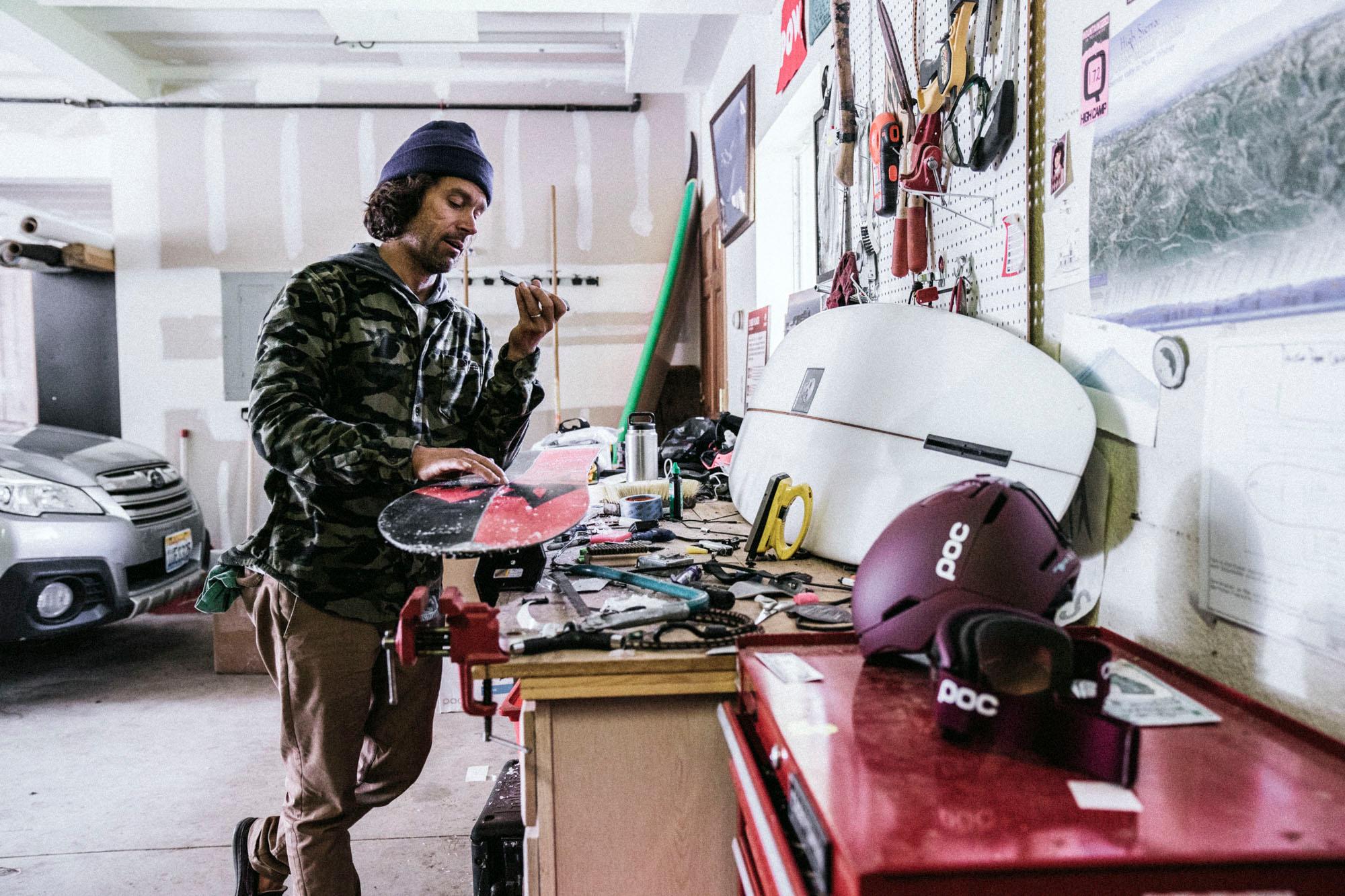 Ein Mann bereitet sein Snowboard f&uuml;r den Einsatz auf der Piste vor.