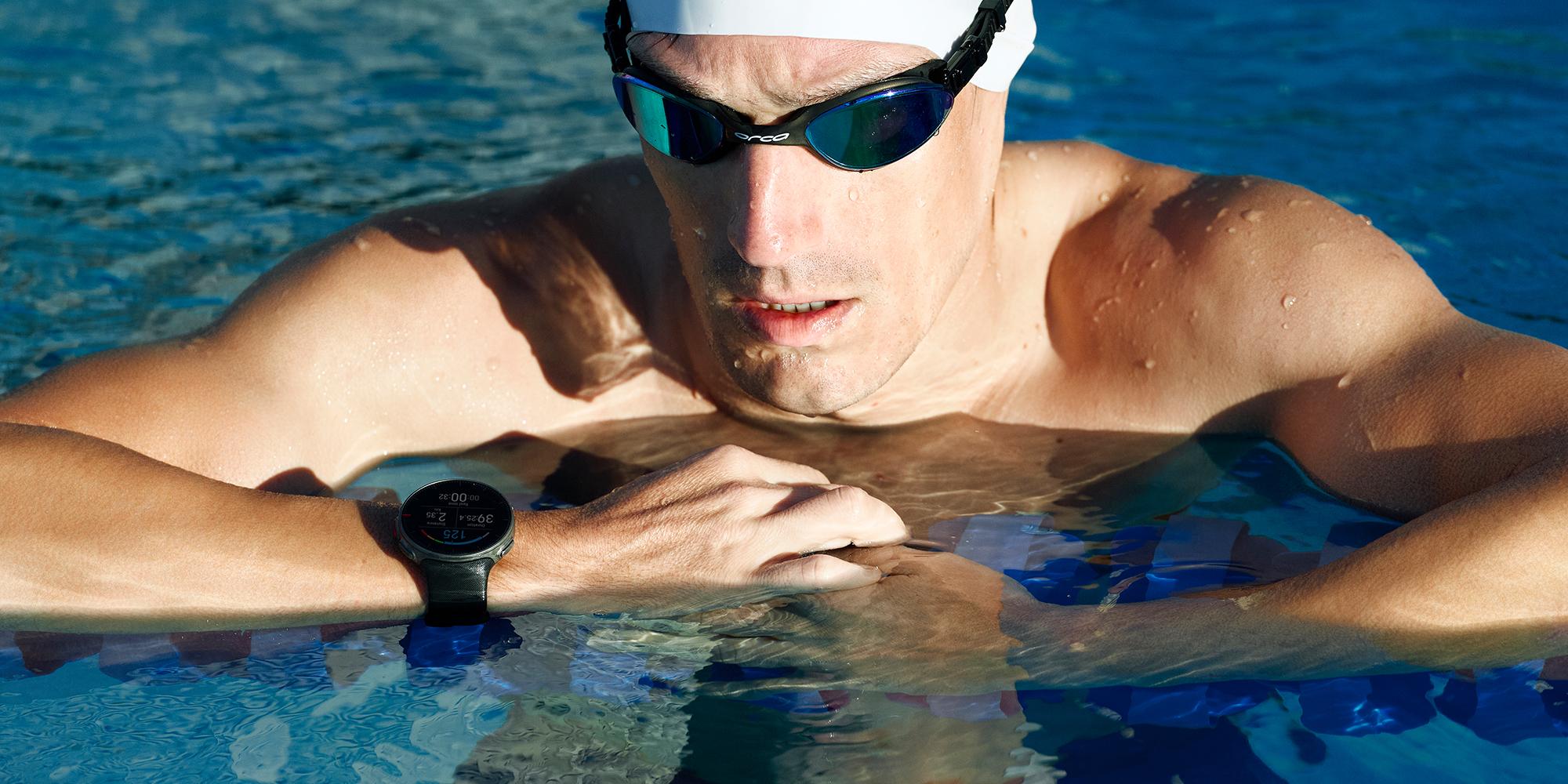 Ein Mann tr&auml;gt beim Schwimmtraining eine Schwimmbrille