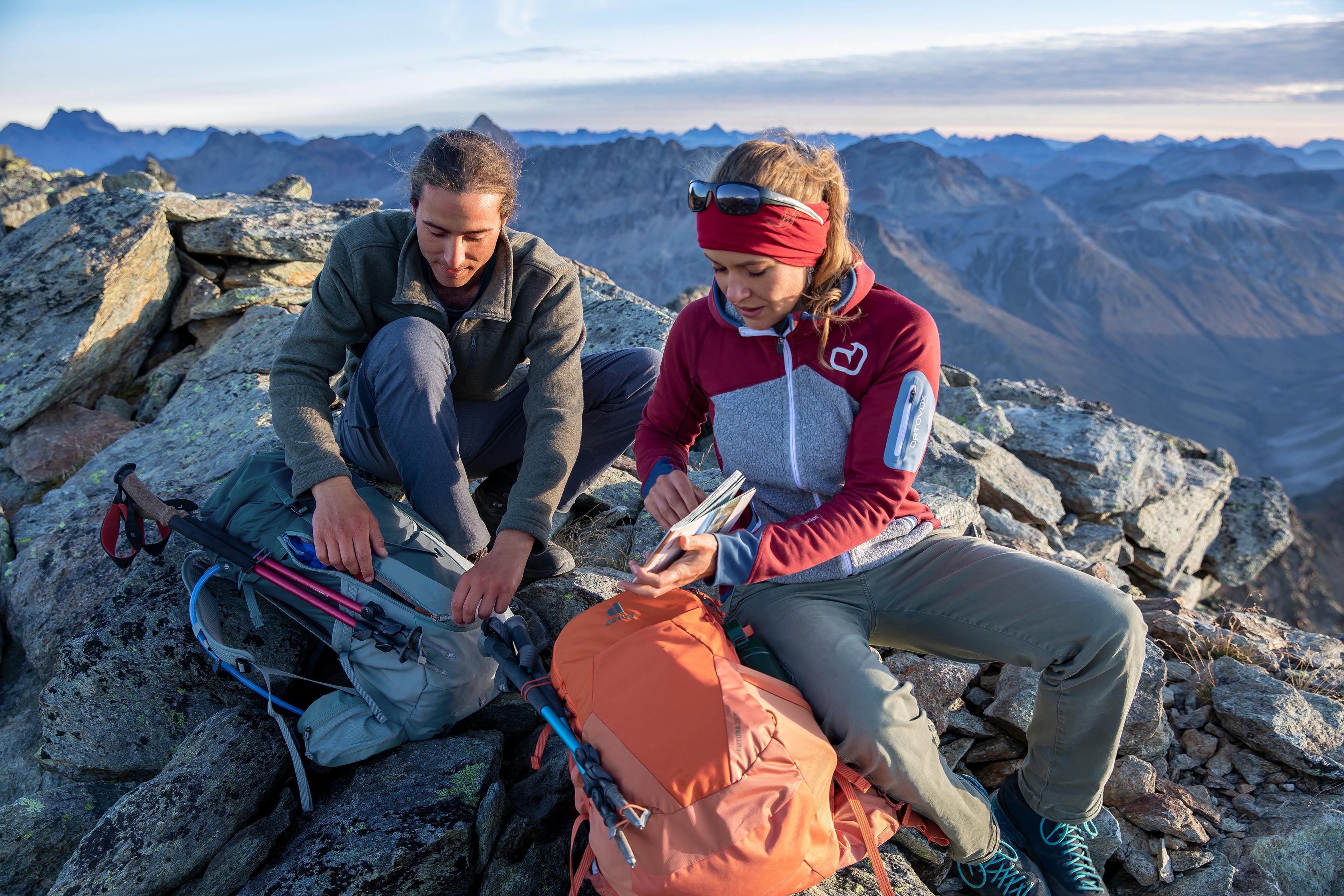 Ein Mann und eine Frau am Gipfelkreuz