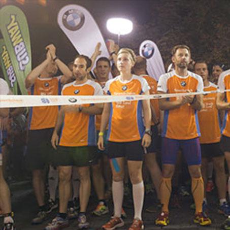 Das Teilnehmerfeld bei der Siegerehrung des Stadtlaufs Erfurt.