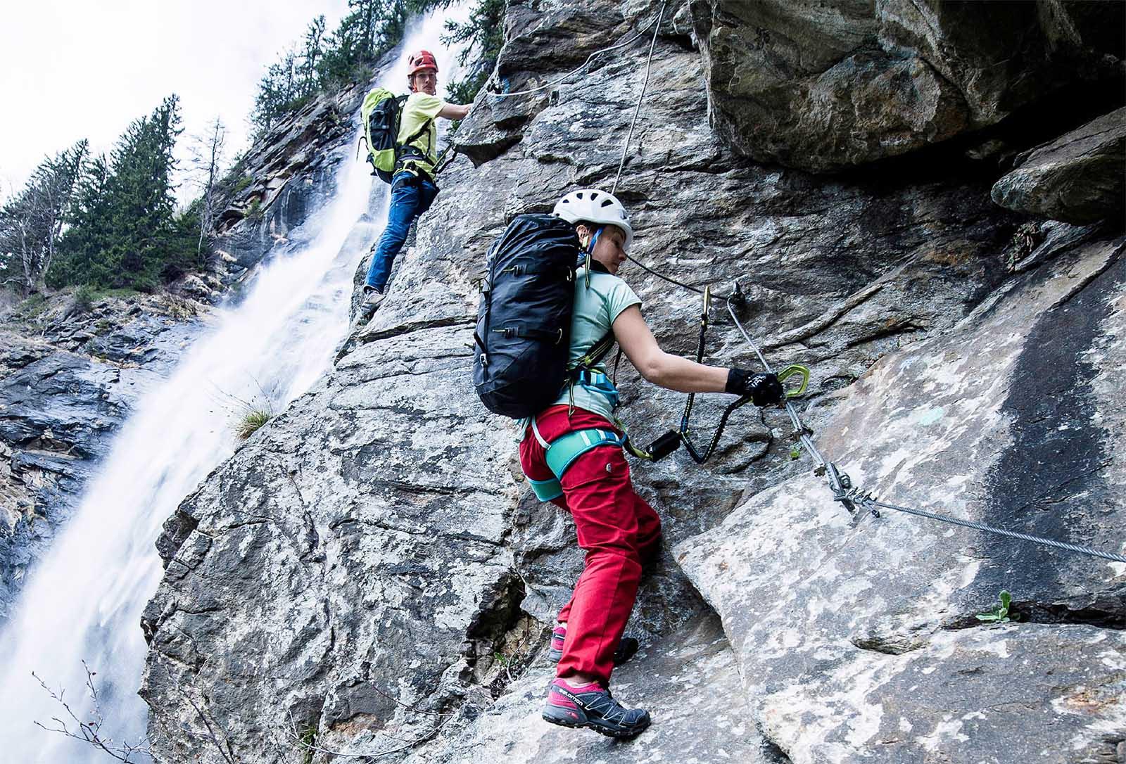 Zwei Bergsteiger im Klettersteig.