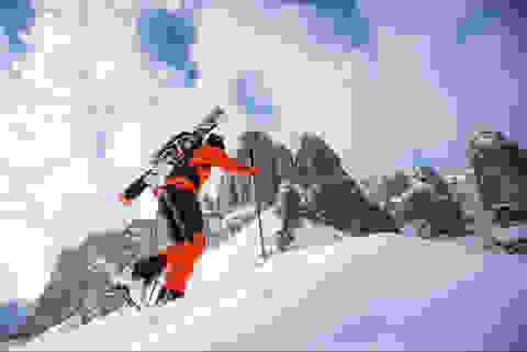 Ein Skitourengeher kurz vorm Gipfel.