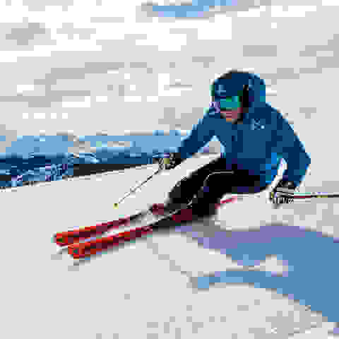 Ein Skifahrer rast die Piste im hinab.