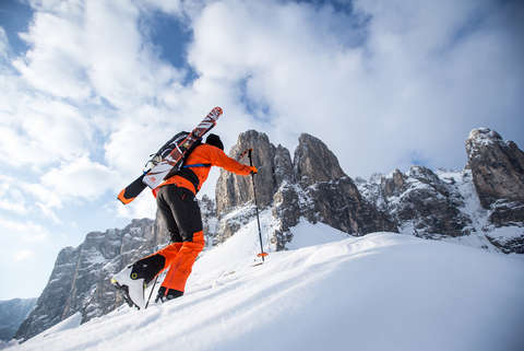 Eine Skitourer mit Rucksack auf dem Rücken. 