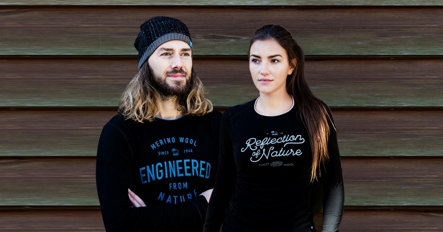 Ein Mann und eine Frau stehen in Funktionsunterwäsche vor einer Hütte.