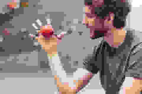 Eine weitere Übung mit dem Fingerball wird von dem Mann dargestellt.