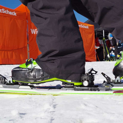 Tourenskier ausgerüstet mit Fischer Profoil Skitourenfellen an den Füssen von einem Skifahrer. 
