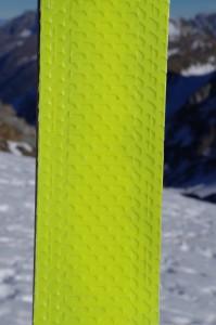 Die Unterseite eines Fischer Profoil Skifells in der Nahaufnahme.