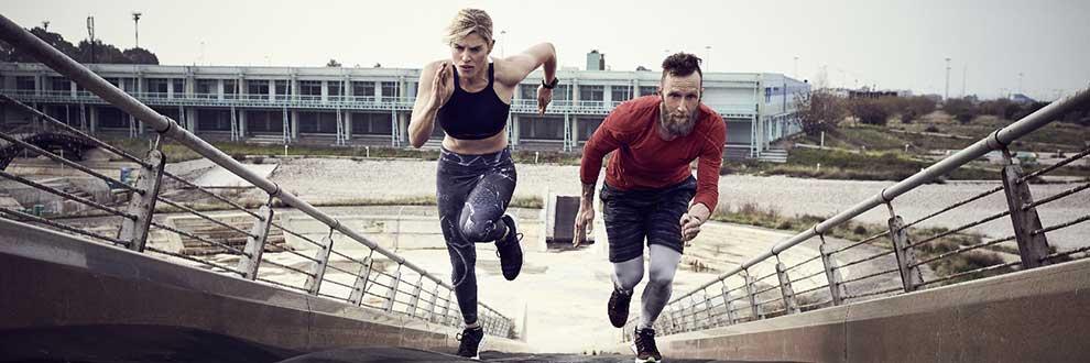Ein Mann und eine Frau laufen w&auml;hrend der Garmin Trainingsanalyse eine Treppe hinauf.