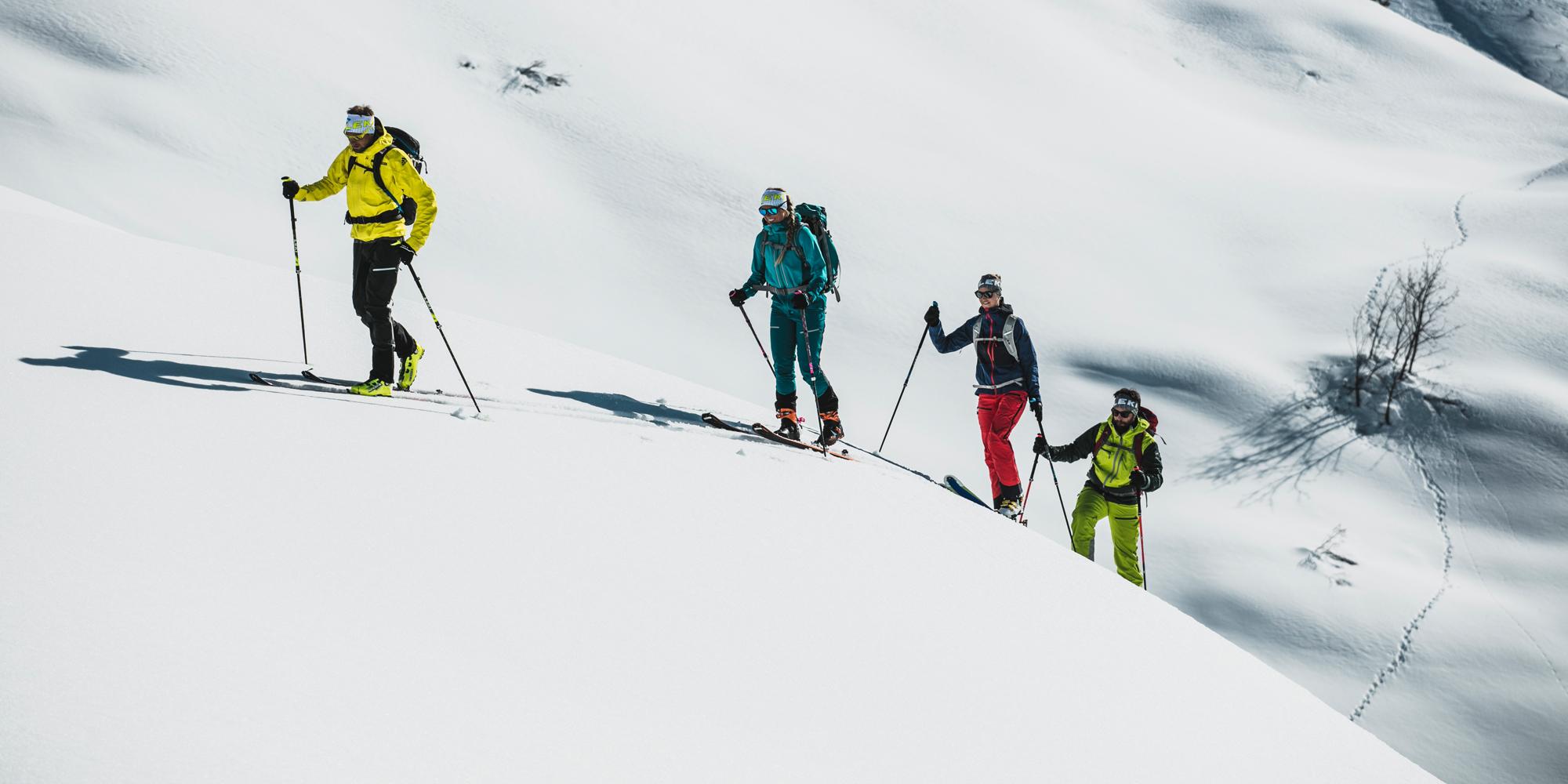 Eine Gruppe Skitourengeher erklimmen eine kleine Anh&ouml;he