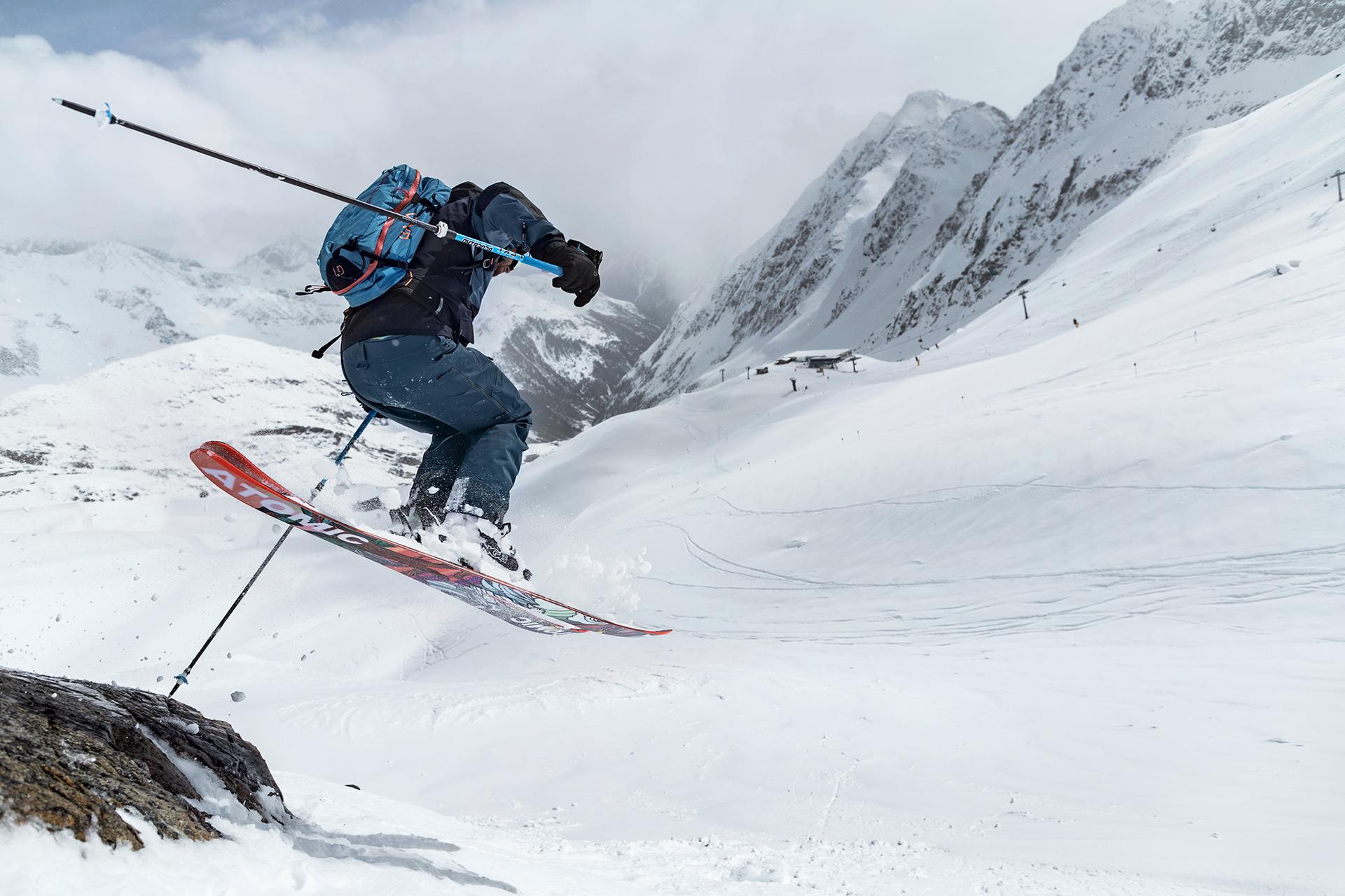 Ein Freeride Skifahrer springt mit seinen Freeride Ski &uuml;ber einen kleinen Abgrund
