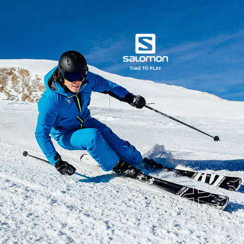 Ein Skifahrer fährt sehr schnell eine präparierte Piste hinab und trägt dabei Equipment von Salomon.