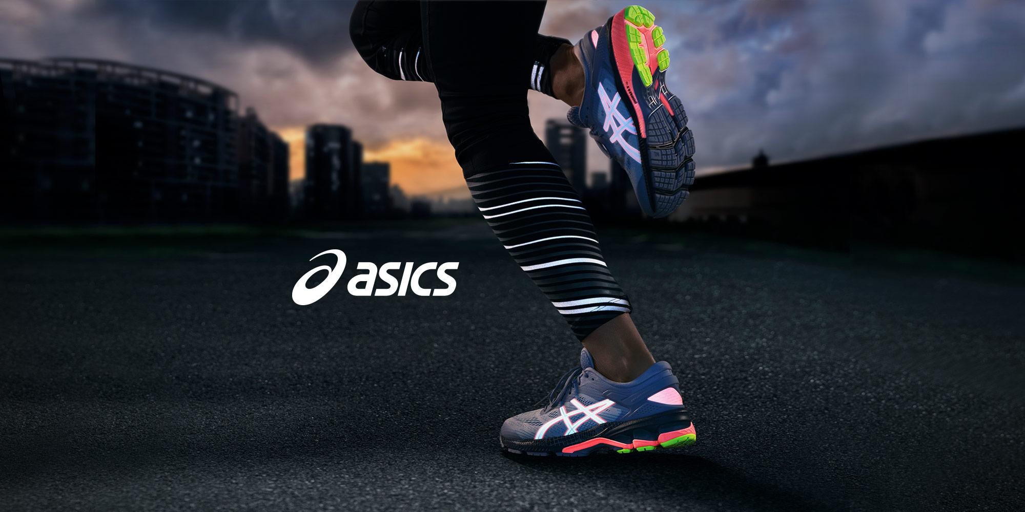 Nahaufnahme der Beine einer L&auml;uferin mit Asics-Schuhen