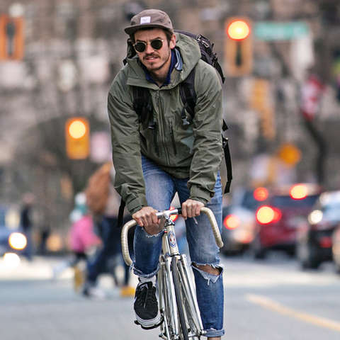 Ein junger Mann fährt auf einem Retro-Rennrad