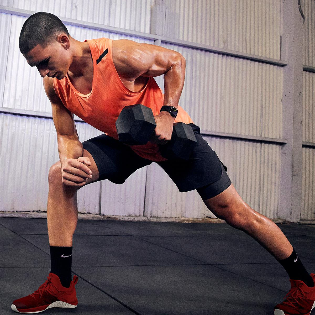 Ein Mann trainiert mit einer Langhantel in einem Crossfit Studio.