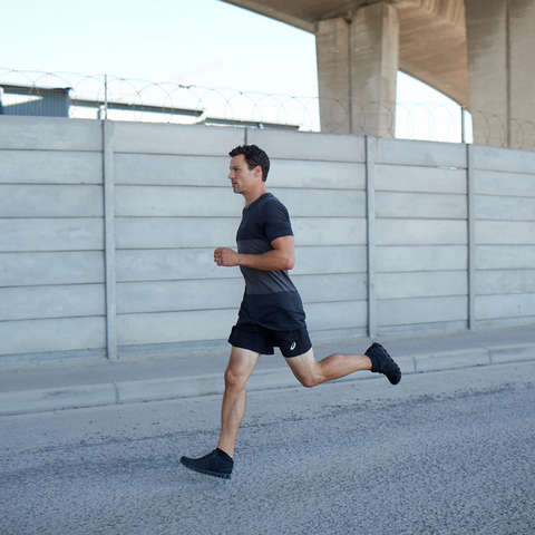 Ein Läufer beim Training in der Stadt