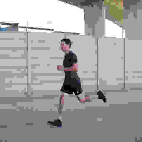 Ein Läufer beim Training in der Stadt