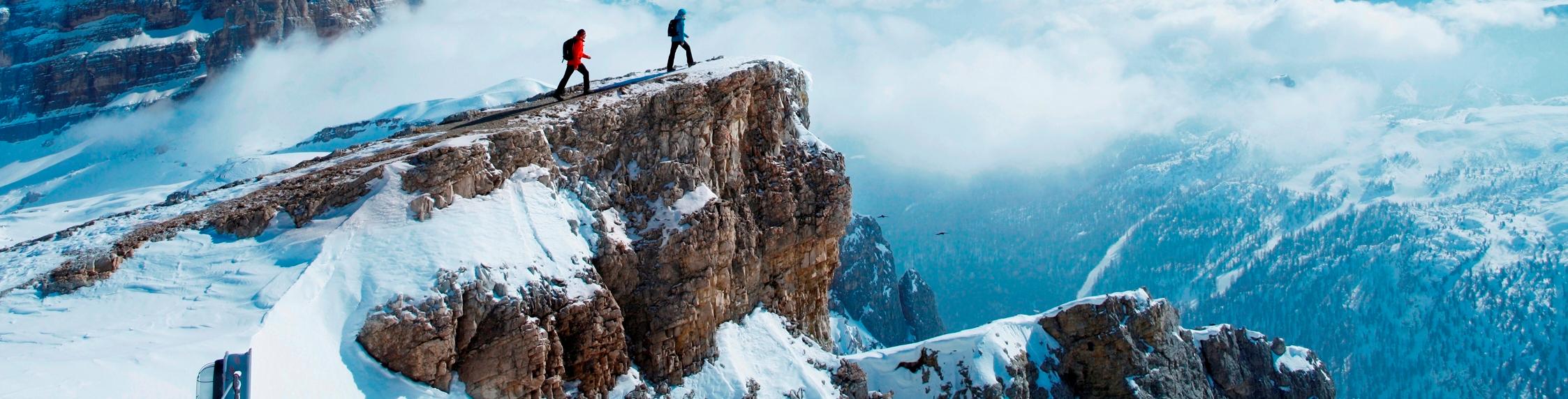Ein Mann unterst&uuml;tzt eine Frau im Fitnessstudio bei einer Fitness&uuml;bung