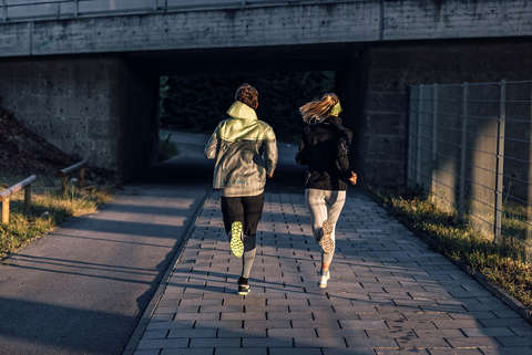 Ein Mann und eine Frau trainieren für einen 5 Kilometer Lauf