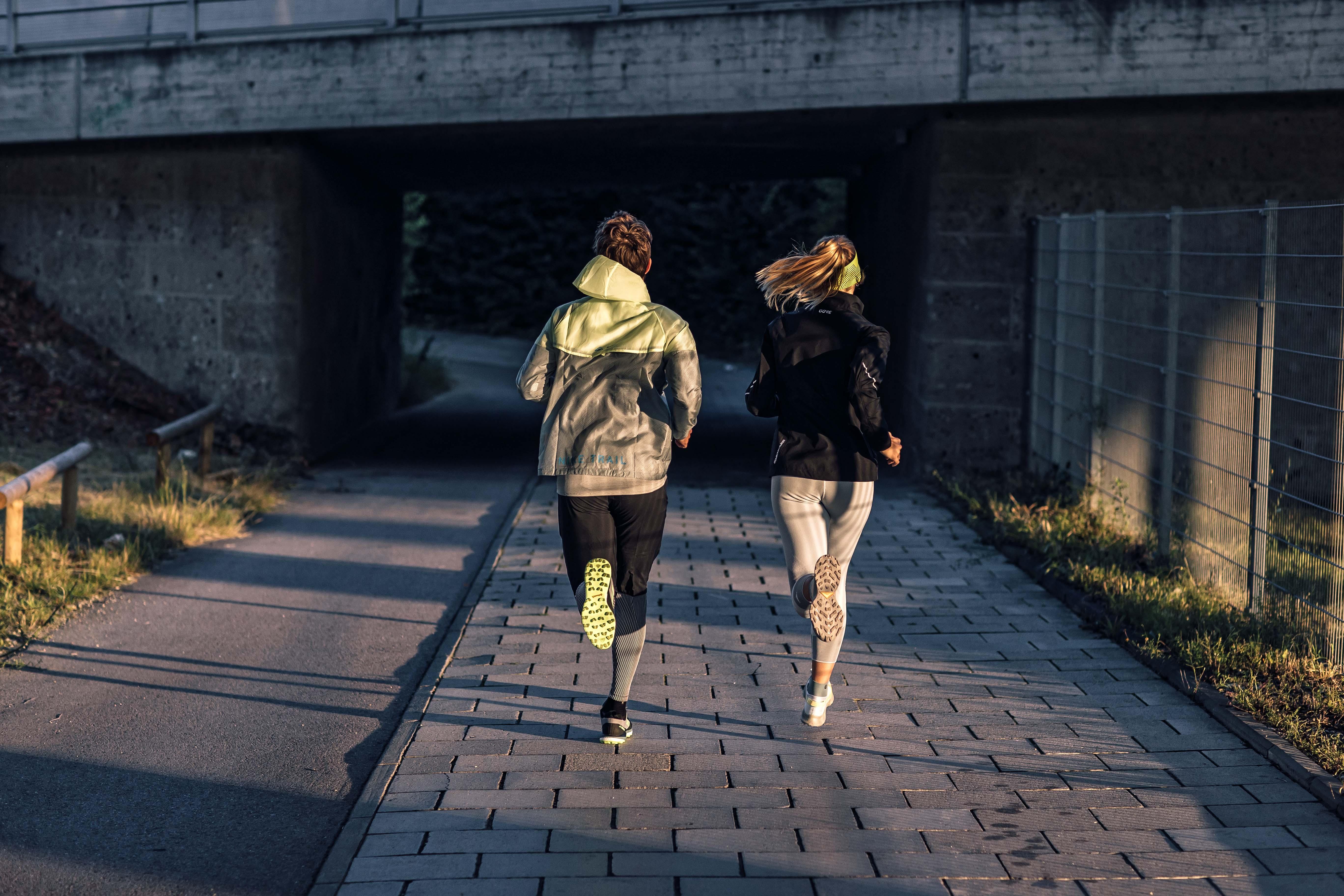 Ein Mann und eine Frau trainieren für einen 5 Kilometer Lauf