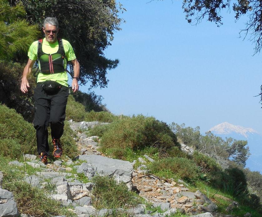 Harry Hüttmann beim Trailrunning in schwarzer Hose und grünem T-Shirt.
