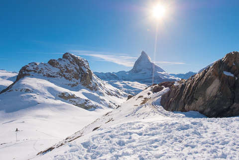 Ein Wegabschnitt der Haute Route mit dem Matterhorn im Hintergrund