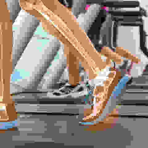 Ein Mann läuft auf einem Laufband. Grafisch sind die Unterschenkelknochen dargestellt.
