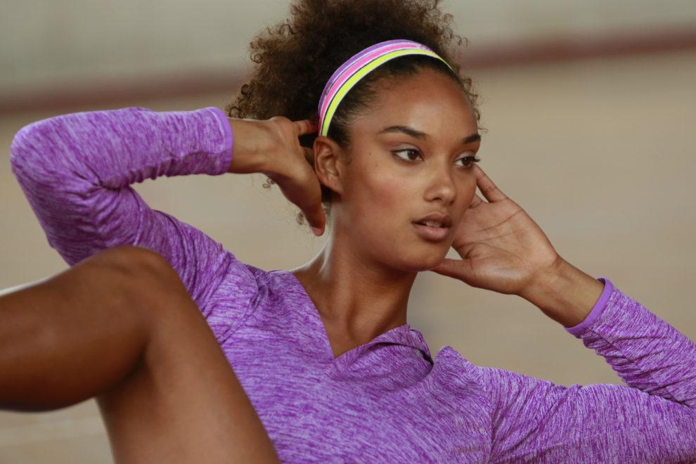 Eine Frau beim trainieren der Bauchmuskulatur.