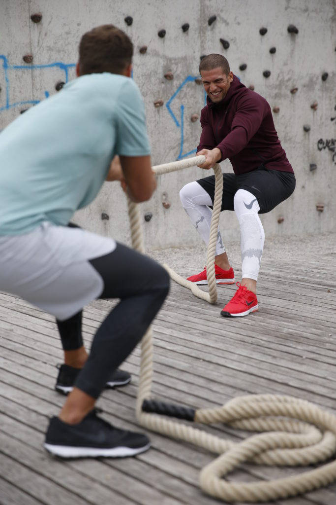 2 Männer machen tauziehen.