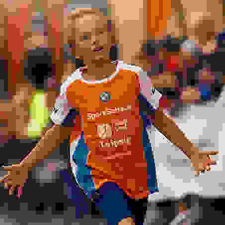 Ein Junge läuft beim Stadtlauf Leipzig ins Ziel ein.
