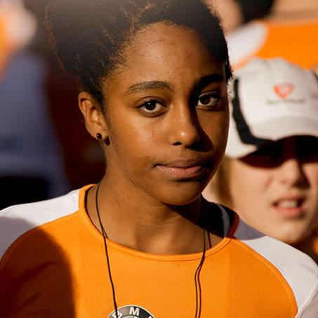 Eine Läuferin schaut konzentriert in die Kamera.