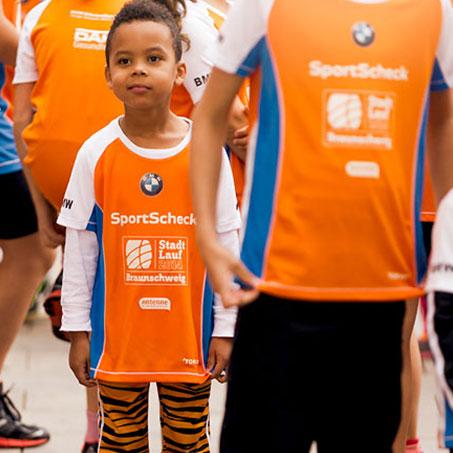 Ein Junge mitten im Starterfeld zum Stadtlauf Braunschweig.
