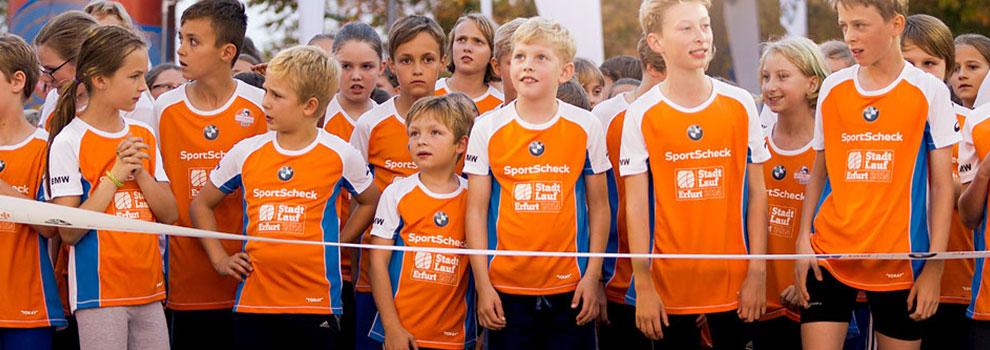 Das Teilnehmerfeld vom Nachtlauf Erfurt für Kids kurz vor dem Start.