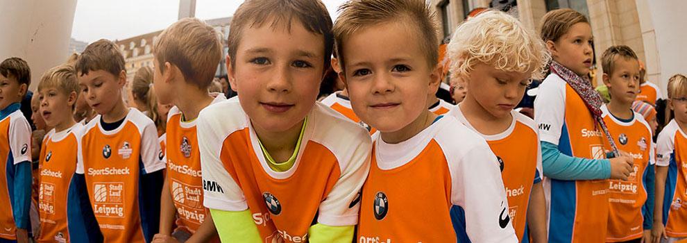 Viele junge Teilnehmer beim Kids Run während des SportScheck Stadtlaufs in Leipzig.