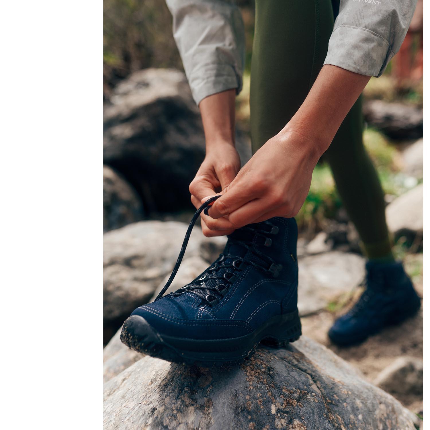 Ein Surfer beim Wellenreiten in Portugal.