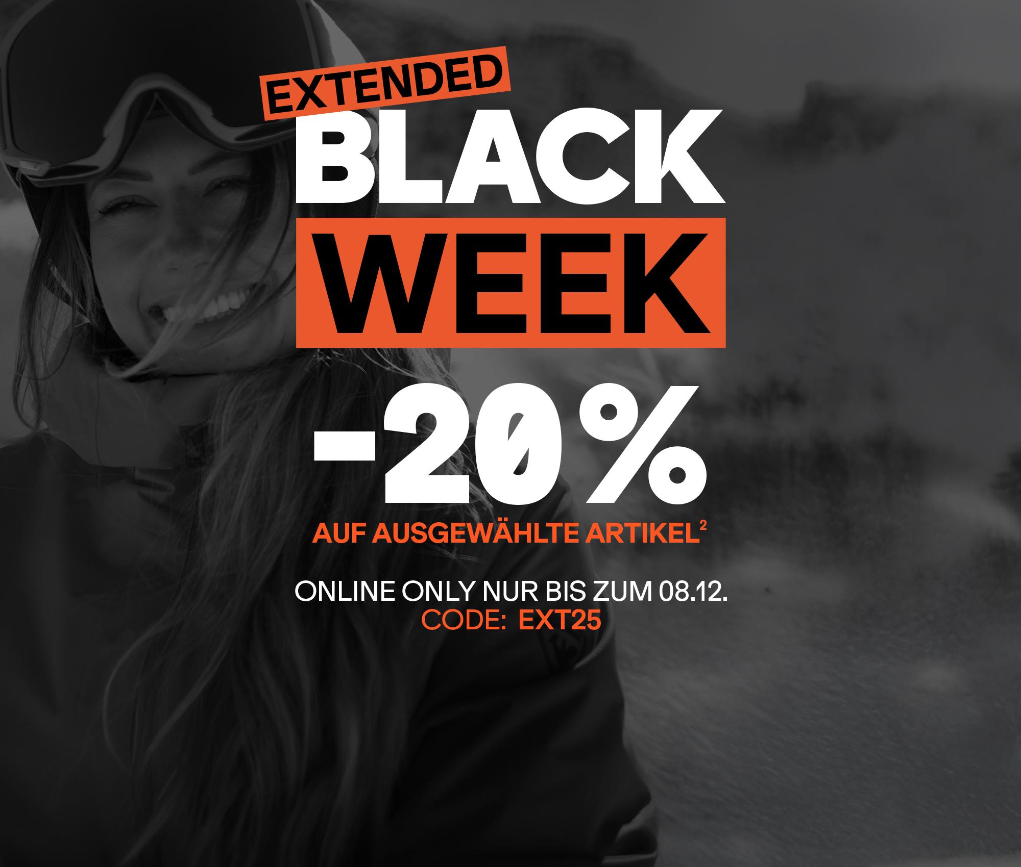 Ein Mann trainiert an einem Klettergerüst in einem Park.