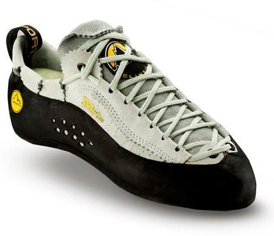 Boulderschuh La Sportiva Mythos in Beige mit schwarzer Sohle vor weißem Hintergrund.