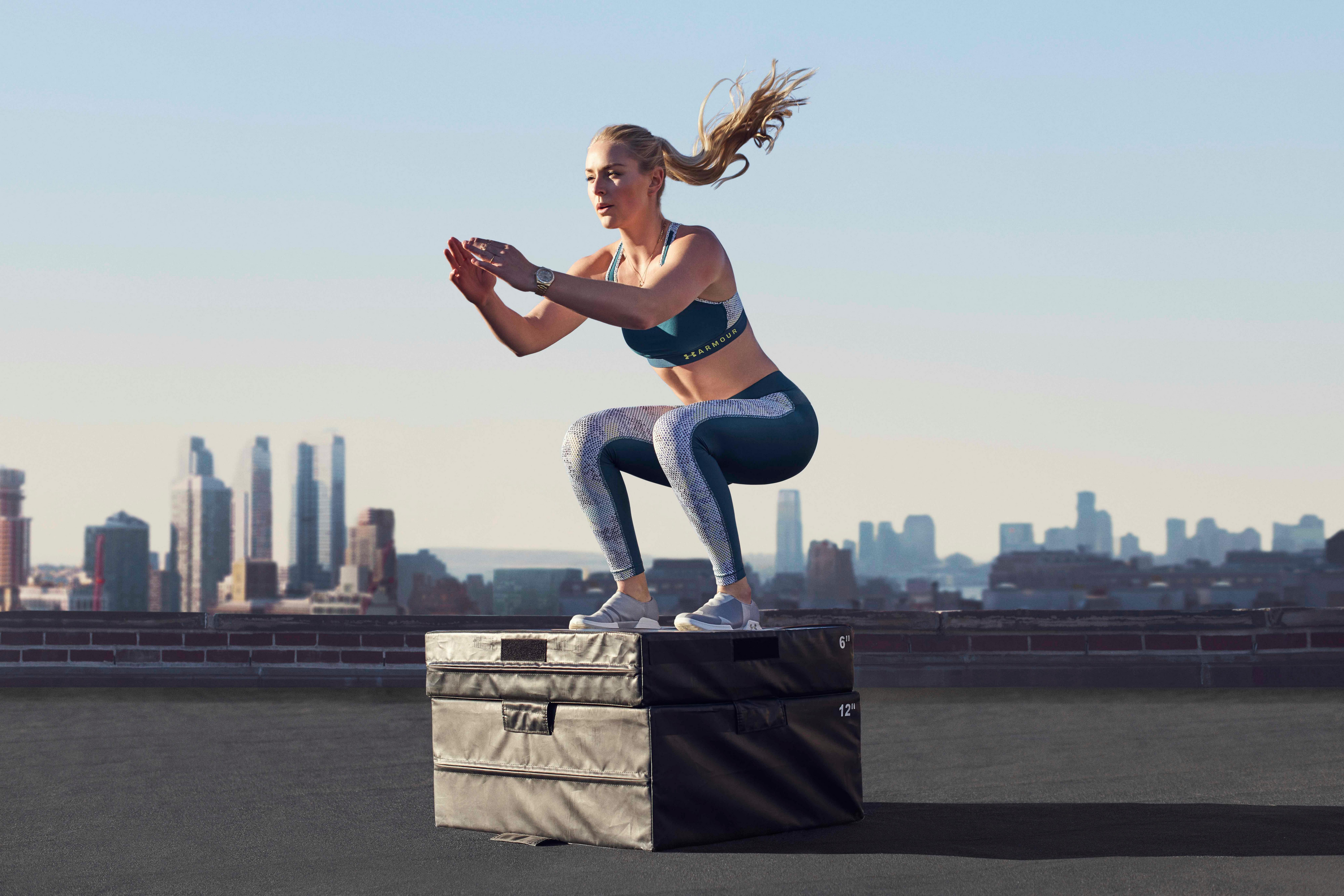 Lindsey Vonn trainiert die Abfahrtshocke auf einer Box.