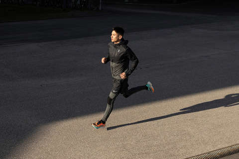 Ein Mann bereitet sich mit einem Trainingsplan auf einen 5 km Lauf vor.