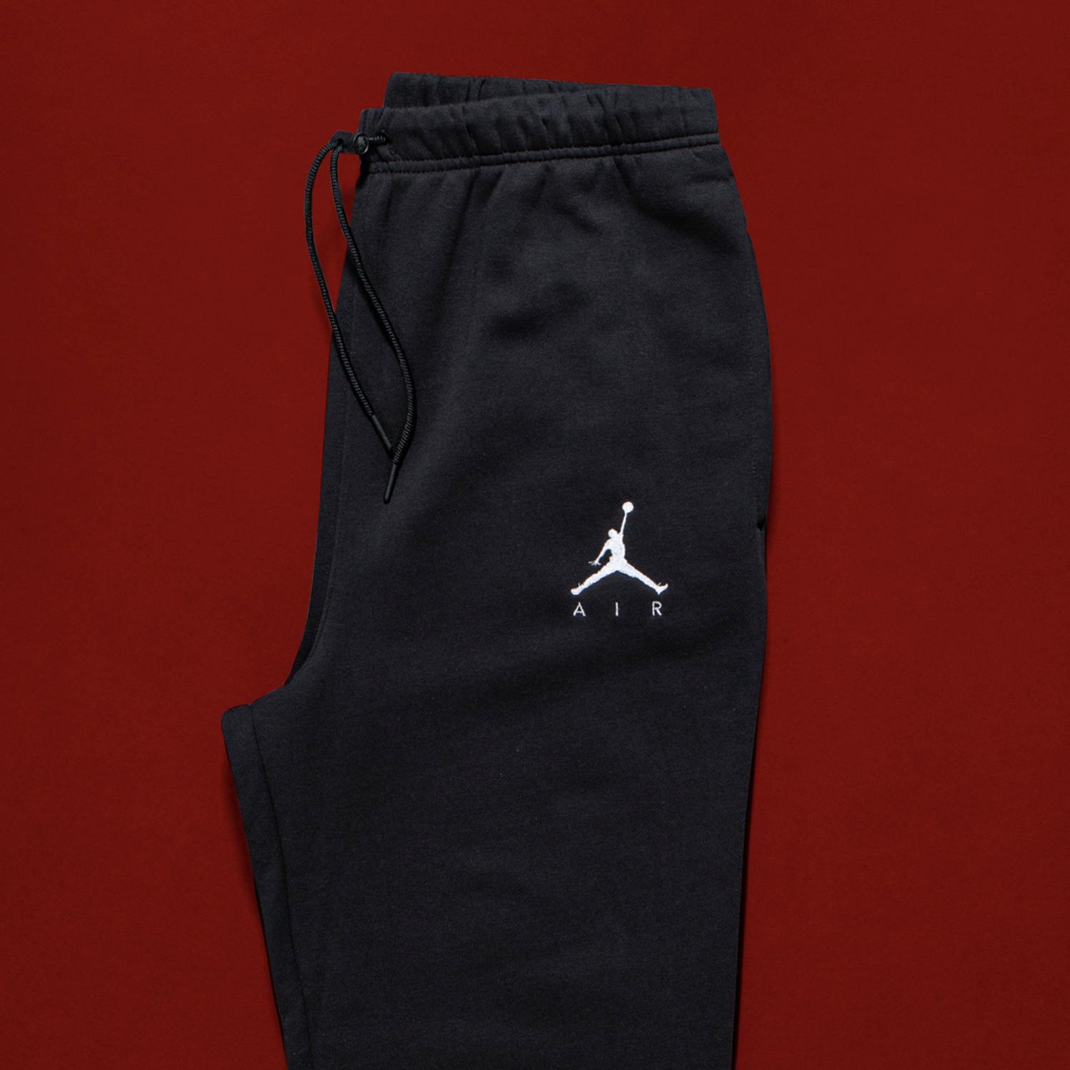 Ein Mann läuft auf einem steinigen Gebirgsweg einen Trail.