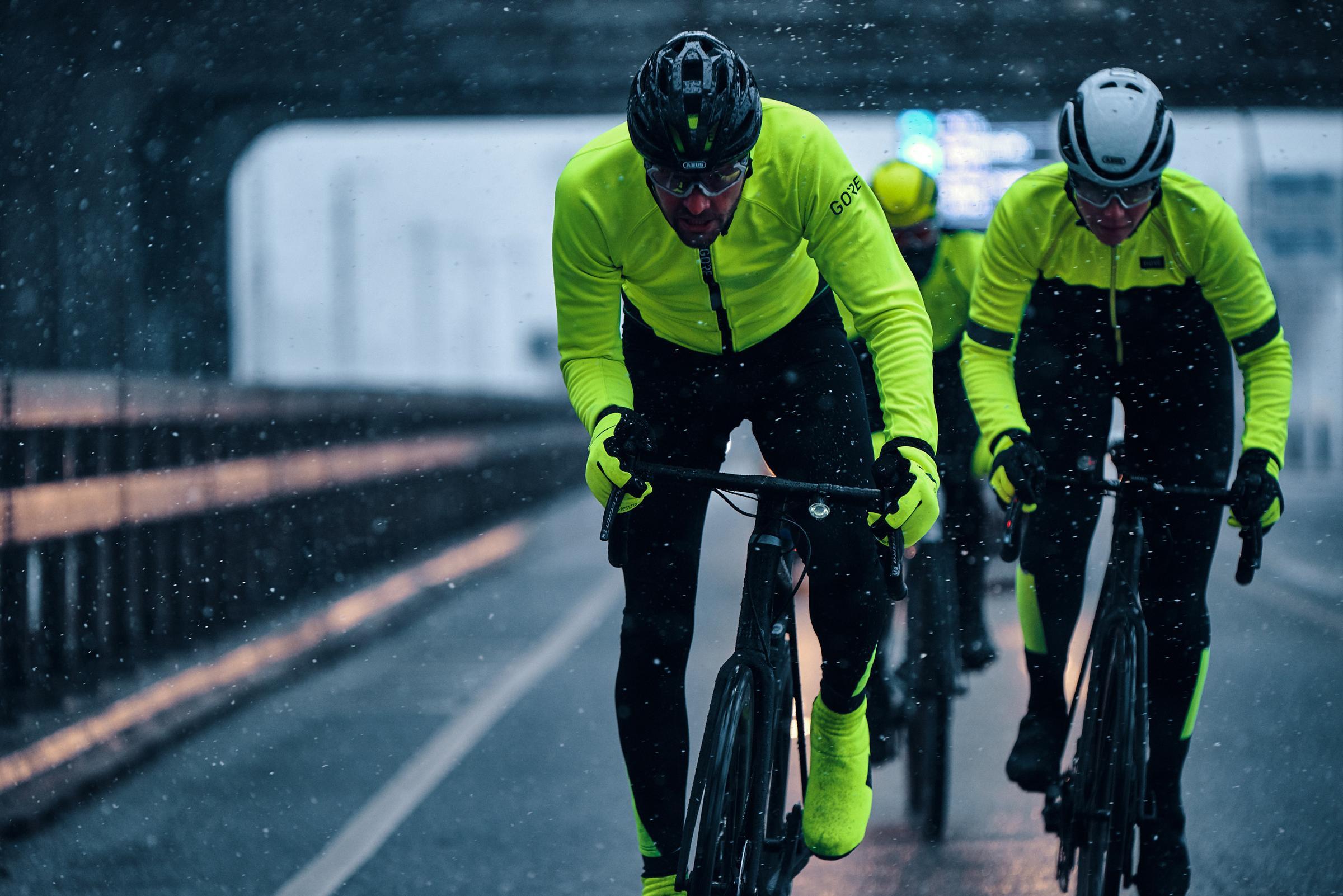 Eine tabellarische Aufstellung der Unterschiede von diversen Salomon Speedcross Modellen.