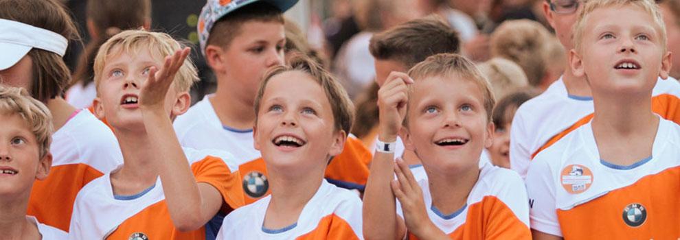 Viele Kinder laufen beim Stadtlauf in Magdeburg mit.